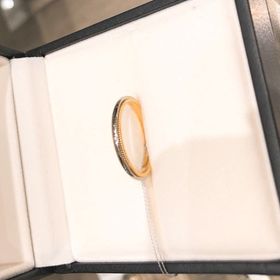 【バーニーズニューヨーク(BARNEYS NEW YORK)】の口コミ プラチナとイエローゴールドの組み合わせが珍しく、ミル打ちの装飾など全体...
