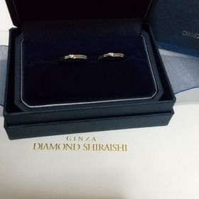 【銀座ダイヤモンドシライシの口コミ】 お互いシンプルなデザインを探していました。ｓ字だと単体だと指が引き立…