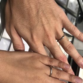 【俄(にわか)の口コミ】 流れるようなウェーブラインに少し角のあるデザインでダイヤモンドが付い…