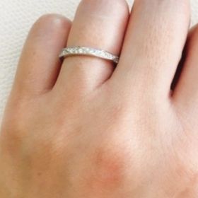 【グラフ(GRAFF)の口コミ】 三角形のデザインが全面に入っていて、そのにメレダイヤモンドが1周まいて…