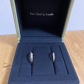【ヴァン クリーフ＆アーペル(Van Cleef & Arpels)の口コミ】 結婚指輪は絶対ここ！と決めていました。
3つ並んだダイヤがシンプルだけ…