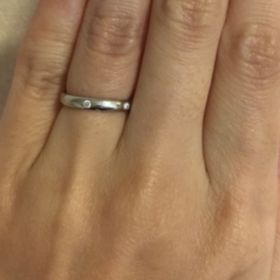 【ヴァン クリーフ＆アーペル(Van Cleef & Arpels)の口コミ】 デザインはきわめてシンプルなものを試着しました。素材はプラチナ、ダイ…