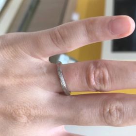 【festaria bijou SOPHIA(フェスタリア ビジュソフィア)の口コミ】 メレダイヤの形がキレイでキラキラと輝いている点や、試着した際にしっく…