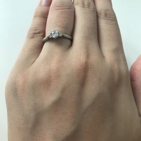 【銀座ダイヤモンドシライシの口コミ】 大きめなダイヤモンドが1個の婚約指輪を最初は希望していましたが、普段か…
