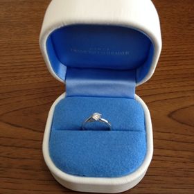 【銀座ダイヤモンドシライシの口コミ】 ダイヤの輝きが際立ったように見えた。爪の部分が立体的で、石を抱えるよ…