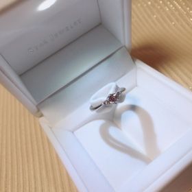 【STAR JEWELRY(スタージュエリー)の口コミ】 とにかく指が綺麗に見える形のものを探していました。
自分が可愛いと思っ…