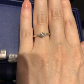 【銀座ダイヤモンドシライシの口コミ】 両サイドにメレダイヤがあることにより、センターダイアモンドが大きく見…