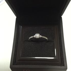 【アイプリモ(I-PRIMO)の口コミ】 ダイヤモンドの両サイドにピンクダイヤモンドが入っていて可愛らしいのが…