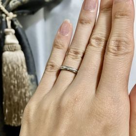 【エクセルコダイヤモンド(EXELCO DIAMOND)の口コミ】 他にはないデザインで一目惚れでした！
ミル打ちのスカラップが可愛らしく…