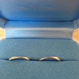 【銀座ダイヤモンドシライシの口コミ】 キレイな曲線の指輪で、指の太さがコンプレックスな私も気に入りました。
…