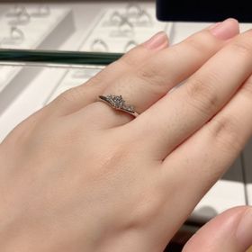 【銀座ダイヤモンドシライシの口コミ】 指輪を彼女の指にはめた時の雰囲気が良かったものを選びました。デザイン…