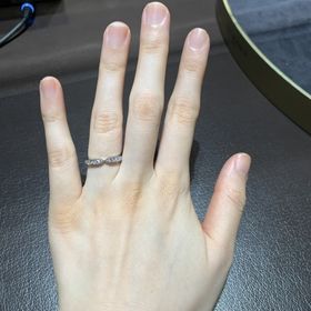 【ショーメ(CHAUMET)の口コミ】 きゅっと、くぼみのあるデザインのため指が細く、綺麗に見えるのがポイン…