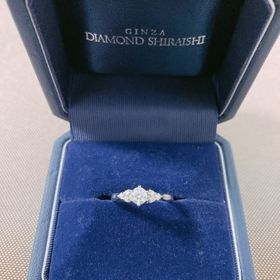 【銀座ダイヤモンドシライシの口コミ】 ブーケクレッセントという名前の通り、花束の様な可愛らしいデザインに一…