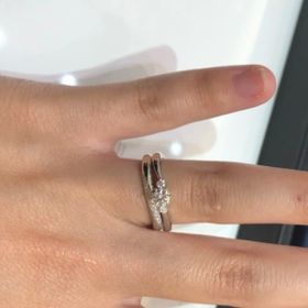 【4℃ BRIDAL(ヨンドシーブライダル)の口コミ】 結婚指輪、婚約指輪ともに幅が細く緩めのウェーブのフォルムが上品でキレ…