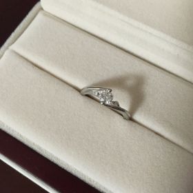 【COLANY(コラニー)の口コミ】 婚約指輪らしく一粒が大きい指輪を探していましたが、価格も高いものが多…