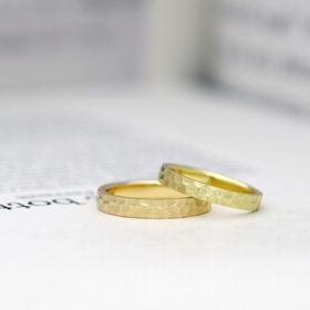 【atelier CraM(アトリエ クラム)の口コミ】 指輪の素材は元々2人で決めていた金で、デザインはゴツゴツして変わったデ…