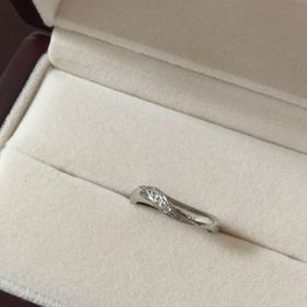 【Something Blue(サムシングブルー)の口コミ】 手が大きいので、細い指輪だと指が太く見えてしまう不安があり、幅が太め…