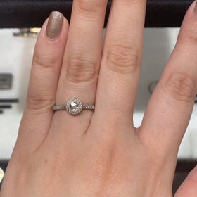 【hum(ハム)の口コミ】 アンティーク感あるデザインで、石の存在感もあり細やかな彫りがとても華…