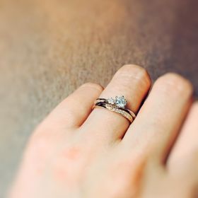 【BAUM(バーム)の口コミ】 特にデザインは決めていなかったのですが、せっかくなので結婚指輪と重ね…