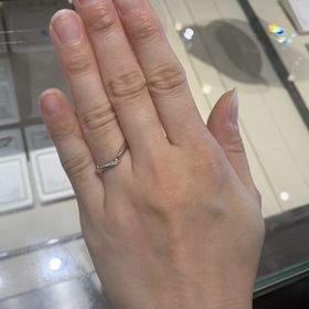 【俄(にわか)の口コミ】 初めて俄の指輪を着用しました。この初桜という指輪はVラインで、小さめの…