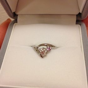 【銀座ダイヤモンドシライシの口コミ】 いわゆる、普通のデザインの婚約指輪ではなく、少し変わったデザインを探…