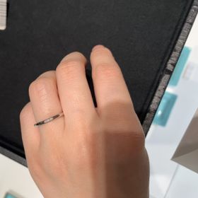 【ティファニー(Tiffany & Co.)の口コミ】 シンプルだけど、存在感を出せる指輪を探してました。
ダイヤ1つだとシン…
