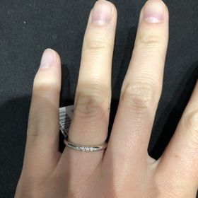 【ティファニー(Tiffany & Co.)の口コミ】 女性が憧れるティファニーの３つダイヤがつらなったものです。指輪自体も…