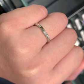 【銀座ダイヤモンドシライシの口コミ】 いくつも試着をさせて頂きましたが、この指輪はシンプルでありながら、ダ…