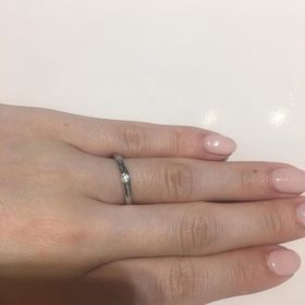 【TRECENTI(トレセンテ)の口コミ】 甲丸型で付け心地が非常に良いです。
ダイヤ1粒ではありますが、存在感が…