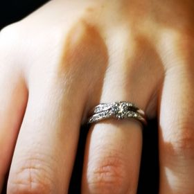 【銀座ダイヤモンドシライシの口コミ】 デザインがあまり見ないもので、細めで短い指の私でも他のものより綺麗に…