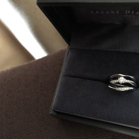 【ラザール ダイヤモンド(LAZARE DIAMOND)の口コミ】 婚約指輪がウェーブタイプだったので重ね付けをしたときのフィット感を重…