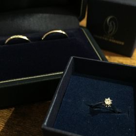 【銀座ダイヤモンドシライシの口コミ】 デザイン・着けてみた時のフィット感・価格に満足できたから。
(夫はAnoly…