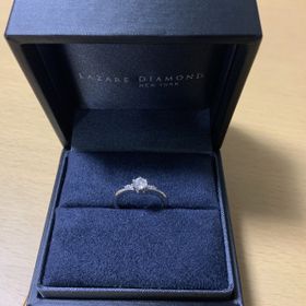 【ラザール ダイヤモンド(LAZARE DIAMOND)の口コミ】 華奢な手をしている彼女の希望は可愛らしく細身のものが良いと言われてい…