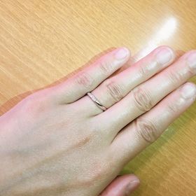 【ROYAL ASSCHER(ロイヤル・アッシャー)の口コミ】 デザインが細身でとても気に入りました。
ダイヤモンドも細かく、主張も激…