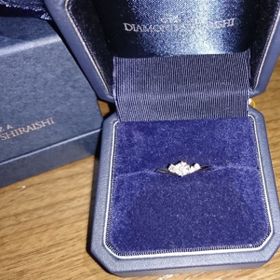 【銀座ダイヤモンドシライシの口コミ】 指輪は、Vラインで手が綺麗に見えるデザインです。また、アシンメトリーで…