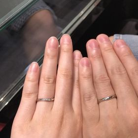 【ラザール ダイヤモンド(LAZARE DIAMOND)の口コミ】 レディースのリングにはダイヤが３石ほどあしらわれており、手元が華やか…