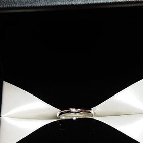 【エクセルコダイヤモンド(EXELCO DIAMOND)の口コミ】 挙式のテーマと同じ指輪だったと言うこともありますが、
輝きも、少なすぎ…