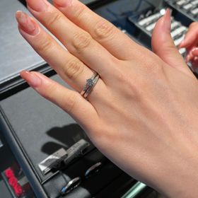 【エクセルコダイヤモンド(EXELCO DIAMOND)の口コミ】 結婚指輪は小さなダイヤモンドでも上品に輝いていて、真ん中がキラキラと…