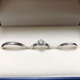 【GALA JEWELRY(ガラジュエリー)の口コミ】 お互いにシンプルなものを探していました。ペア価格の物だと指に対してし…