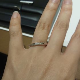 【ラザール ダイヤモンド(LAZARE DIAMOND)の口コミ】 キラキラしすぎると目立つと思い、メレダイヤが3～5石くらいの指輪を探し…
