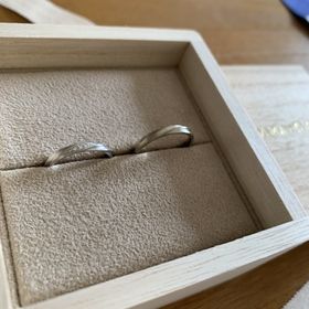 【YUKA HOJO(ユカホウジョウ)の口コミ】 指輪のねじれの部分が光が当たる角度によってキラキラ光って見えるところ…