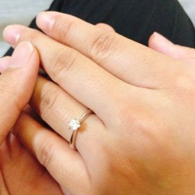 【アイプリモ(I-PRIMO)の口コミ】 シンプルなデザインで、これぞ婚約指輪という感じでプロポーズにはもって…