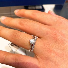 【銀座ダイヤモンドシライシの口コミ】 ダイヤの大きさと価格がちょうど良かった。スコープでダイヤを覗き、本当…