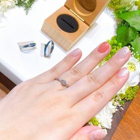 【SORA(ソラ)の口コミ】 ダイヤが横からも見えて素敵なデザインだったため。
またプロポーズでダイ…