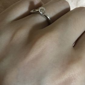 【4℃ BRIDAL(ヨンドシーブライダル)の口コミ】 来店した時に、質の良いダイヤが入荷していますよとのことで、見せていた…