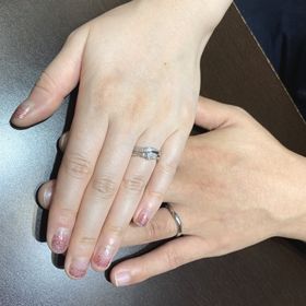 【TRECENTI(トレセンテ)の口コミ】 ⭐︎婚約指輪とマッチすること
⭐︎キラキラする周りと被らない自分らしいと思…