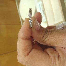 【Mariage ent(マリアージュエント)の口コミ】 個性的なリボンの形をしたデザインが魅力的なリングです。リボンの形やラ…