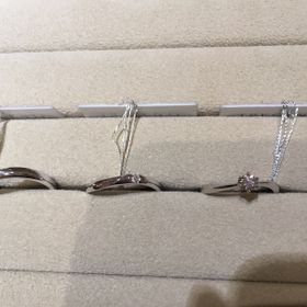 【TRECENTI(トレセンテ)の口コミ】 指輪のデザインが、私たちの指の形にフィットするウェーブタイプのデザイ…