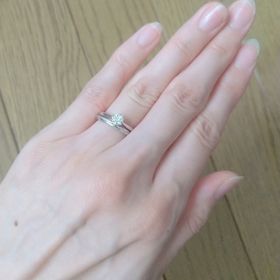 【銀座ダイヤモンドシライシの口コミ】 婚約指輪の王道、ソリティアのものを探していました。
ダイヤに向かって細…
