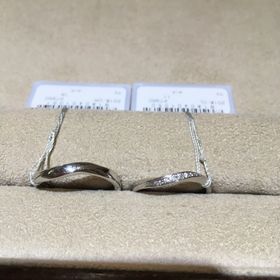 【TRECENTI(トレセンテ)の口コミ】 ウェーブのデザインでダイヤモンドを中央にあしらっていて指になじむデザ…